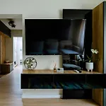 The Quark Modern Designed 2br Apartment *